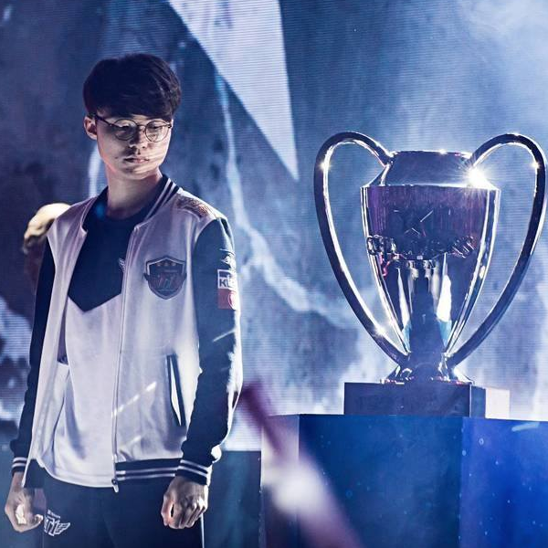 LPL解说瞳夕虎牙传奇杯晒照：今天继续见