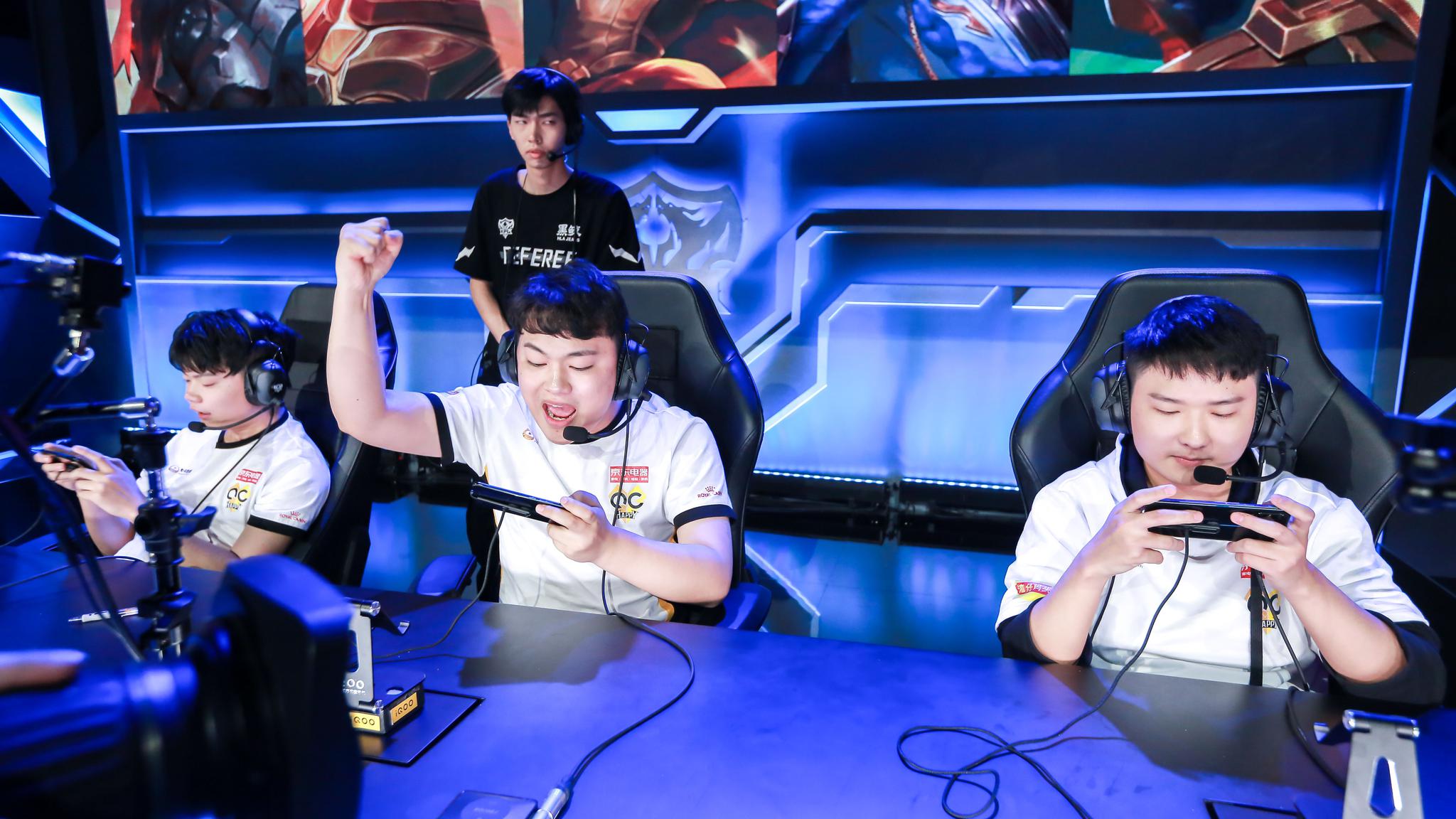 FPX赛后群访 教练：派克和乌鸦没能打出训练赛的效果 很可惜