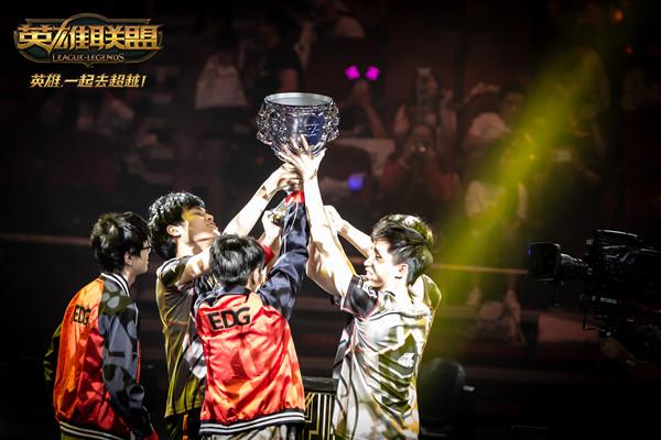 四届Major冠军选手device加入NiP，竟然还是Astralis主动出售
