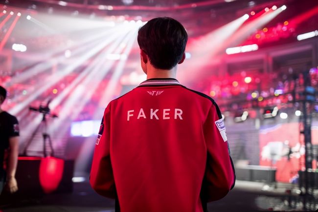 扑克为什么强调“位置优势”（为何在扑克中位置优势如此重要？）